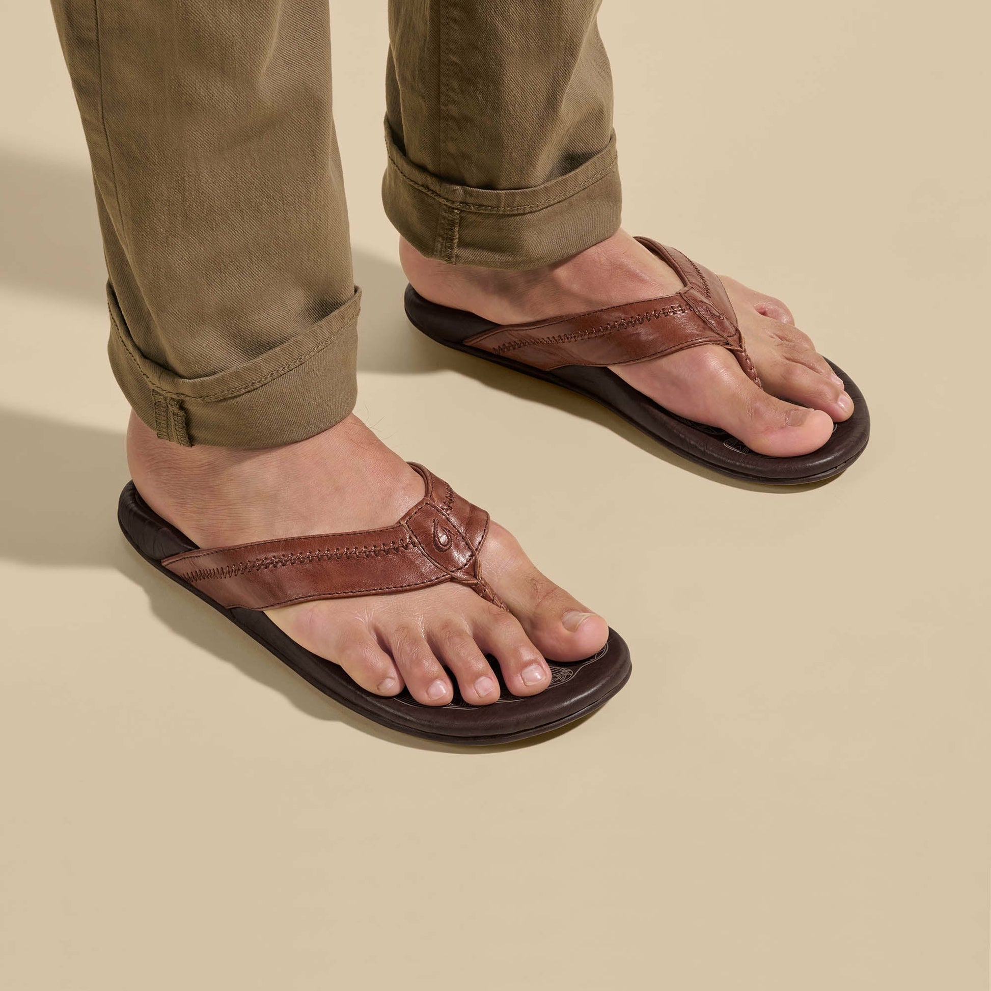 Olukai Hiapo - Rum / Dark Wood Leather Beach Sandals