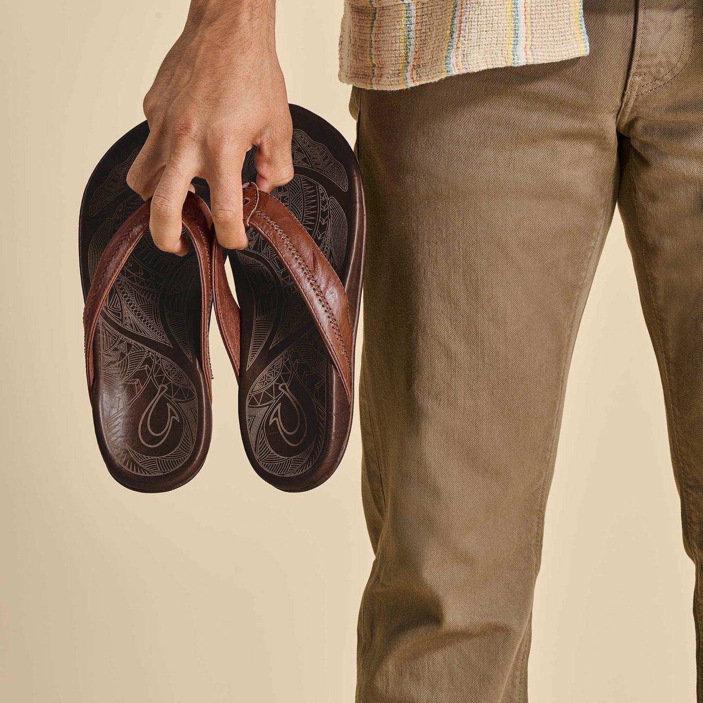 Olukai Hiapo - Rum / Dark Wood Leather Beach Sandals