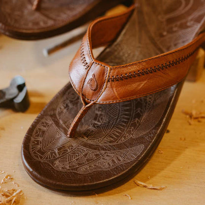 Olukai Hiapo - Rum / Dark Wood Leather Beach Sandals