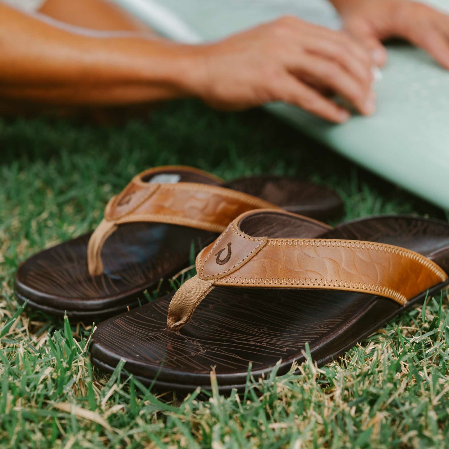 Olukai Hikianalia - Tan / Dark Java