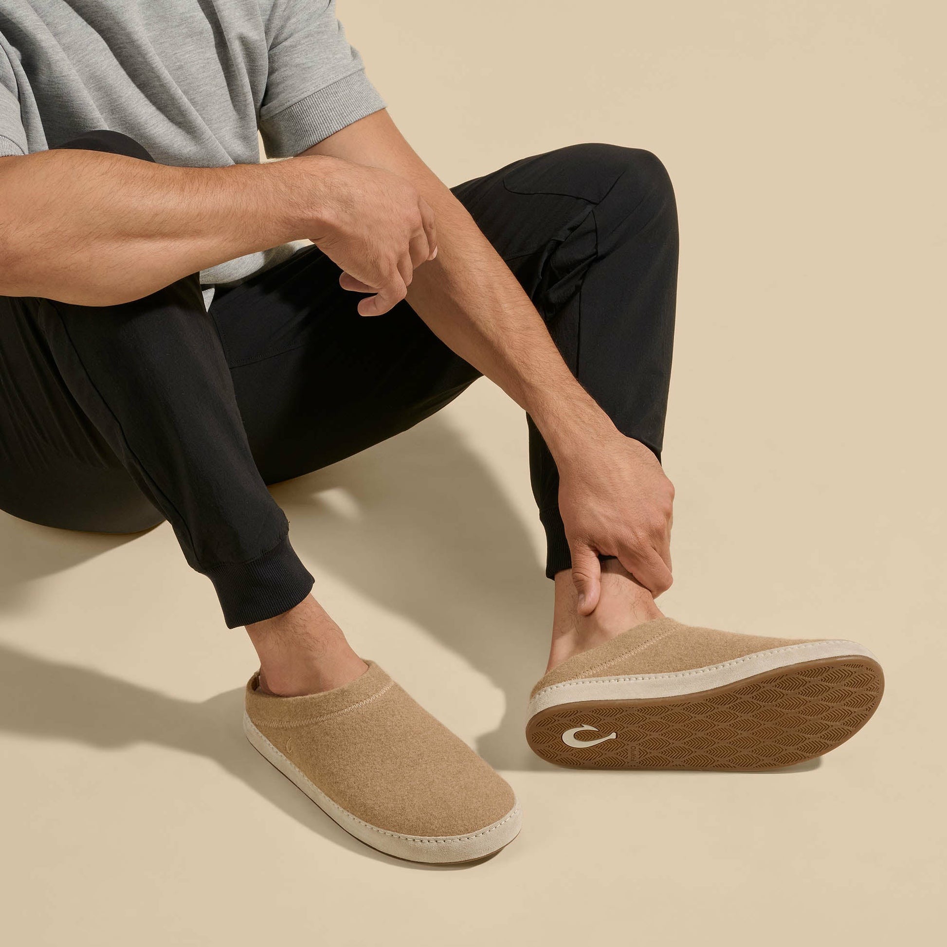 Olukai Hāmani Hulu Wool Mule Slippers - Oatmeal