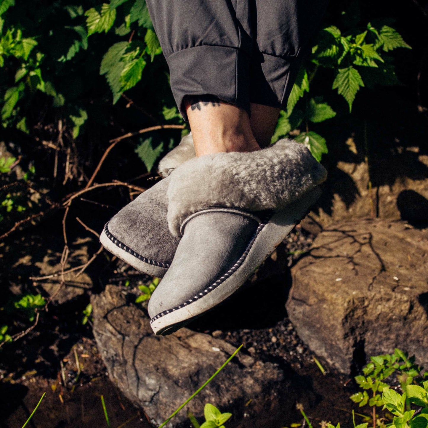 Olukai Ku‘i Fuzzy Slip-On Slippers - Fog